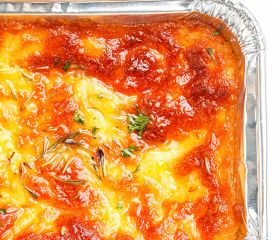 Huisgemaakte lasagne Bolognese met rundergehakt met brood, smeersels en rauwkostsalades