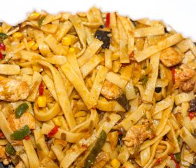 Bami goreng, atjar en kroepoek