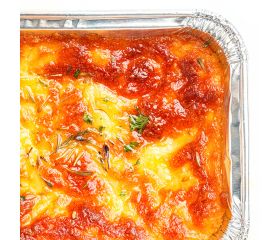 Huisgemaakte lasagne Bolognese met rundergehakt met brood, smeersels en rauwkostsalades