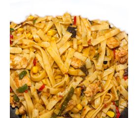 Bami goreng, atjar en kroepoek